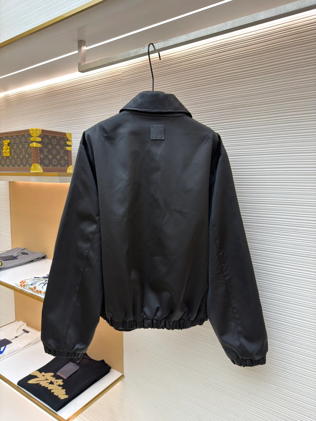 LOUIS VUITTON Reversible Tunic Jacket ●Original version: 25800 purchase and development ●Item number: 1681139-C10 ●Fabric: polyester nylon fabric ●Technology: jacquard production ●Version: fitted version ●Weight: about 765 grams ●Size: S-M-L-XL ●Description: Solid color satin + classic Der decoration , full of satin luster, paired with the iconic pattern of jacquard texture on the leather collar, retro and modern, with metal initials embellishment on the chest, low-key but sharp, full of aura! Side B: iconic jacquard woven Monogram pattern, on a black base, the same color Monogram jacquard is low-key and luxurious, the delicate texture instantly enhances the sense of luxury, and the control of details is ecstatic! Zipper closure + black pearl-effect button pockets: a perfect fusion of practicality and aesthetics, with a full sense of ritual. Solid color pockets with flaps on both sides + solid metal details: a collision of retro and futuristic styles, making it a blockbuster at any time. Two large jacquard textured side pockets on the other side: both practicality and design, concave shape artifact ~ double-sided life, switch at will. A-side debut: with silk long skirt +, satin gloss + metal logo, instantly transform into a party king, B-side out: matching + White shoes, classic Monogram blessing, retro casual style. This kind of design that combines classicity and innovation to the extreme can’t be mistaken when you close your eyes! The overall wiring is straight and delicate, the fabric is comfortable and soft, and the color is consistent without color difference. It can be matched with the same style to create a fashionable look and control various occasions. Customized accessories, complete with three standards, same style for men and women!